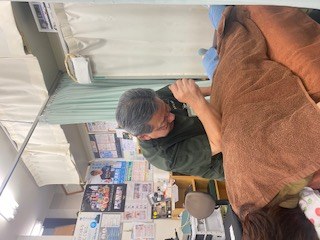 共栄接骨院 本川越院 院長による腰部への施術の様子