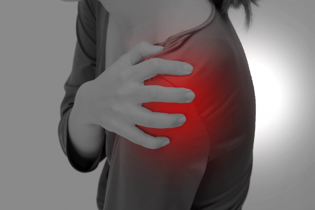 四十肩・五十肩の痛みの原因となる肩の関節の炎症