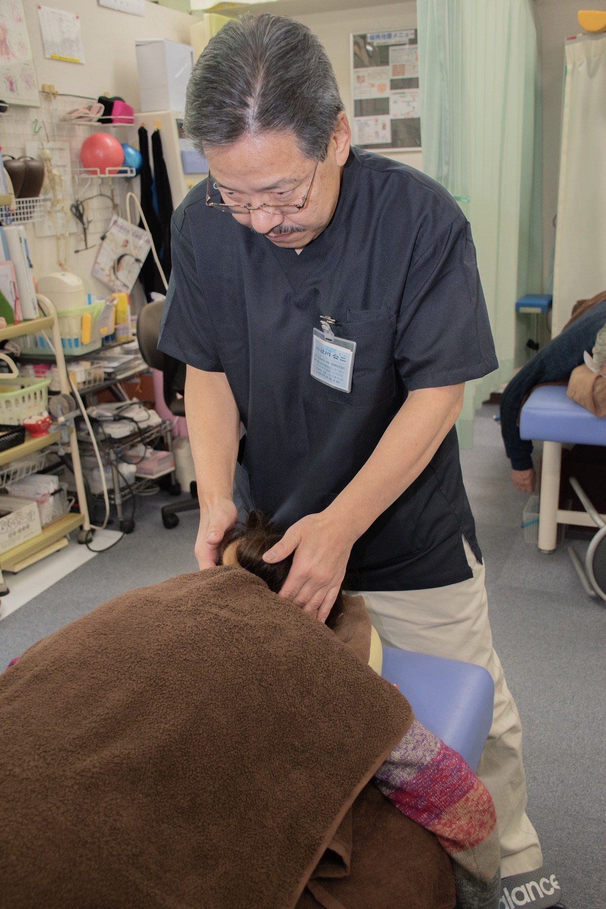 首まわりへのソフトな施術の様子